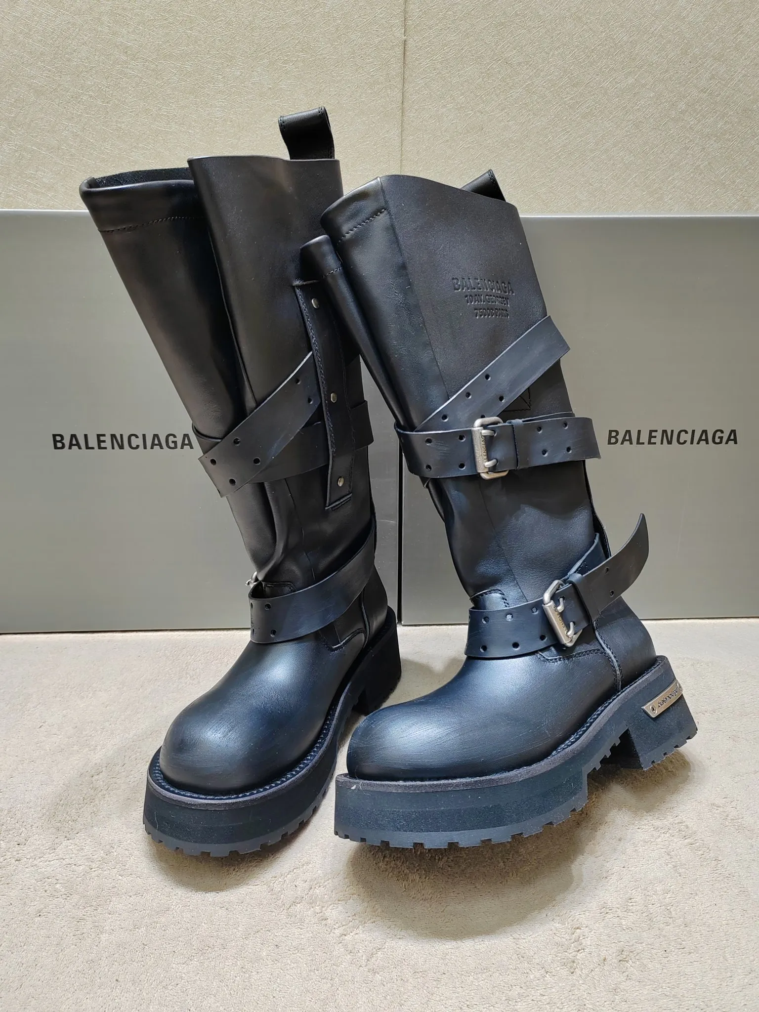 👟👟Ex-factory price 1120👟👟 Balenciaga 25FWVenom couple style high boots, mid-calf boots. Please look for the high version. This design is unique, with straps and belt elements as highlights. Not only can the boots be firmly attached to the foot, but the tightness can also be adjusted at will. In terms of details, the brand's iconic distressed hardware is used throughout. Cleverly creating a retro wear effect, highlighting individual attitude and matching with thick toothed rubber soles, it not only ensures wearing comfort, but also strengthens the overall sense of fashion and recognition. Venom high boots are undoubtedly a fashion item not to be missed this season. They will add unique charm to fashion lovers' outfits and lead a new round of fashion. Boot height is 270mm. The upper layer of cowhide is distressed. The lining is water-dyed cowhide. Outsole height is 5CM. Original open-molded leather welt combination outsole. Size: 35-40 (custom-made size 40 cannot be returned or exchanged)